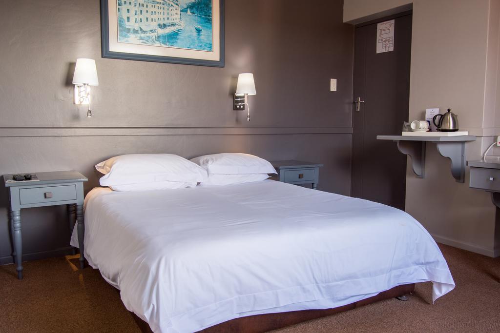 Edward Charles Manor Hotel Mossel Bay Bagian luar foto
