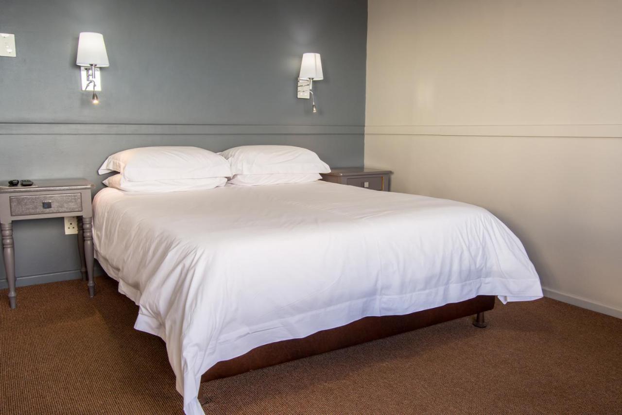 Edward Charles Manor Hotel Mossel Bay Bagian luar foto